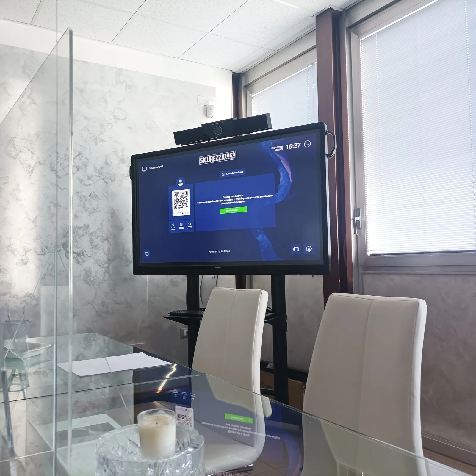 Monitor interattivo touch in sala riunioni