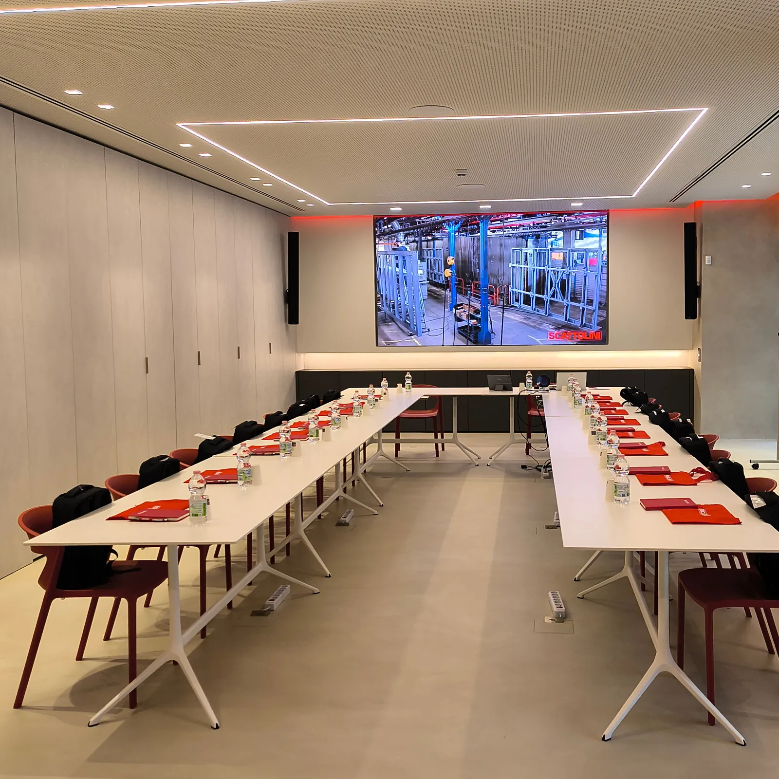 Ledwall in sala riunioni usato per videoconferenze